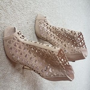 Shoe Dazzle Shoes - Size 6 Monica heart decor shoes by Shoe Dazzle Shoe Dazzle Shoes - Size 6 Monica heart decor shoes by Shoe Dazzle